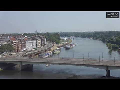 Bremen Market Square live webcam showing historic town hall and bustling market in Bremen, Germany